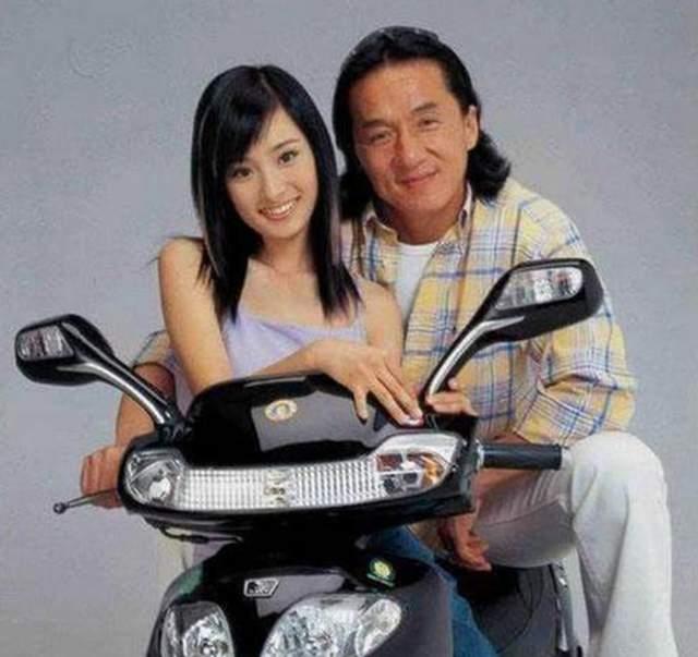 成龙|成龙17年前拍的电动车广告，有谁注意到女配？如今已经红得发紫