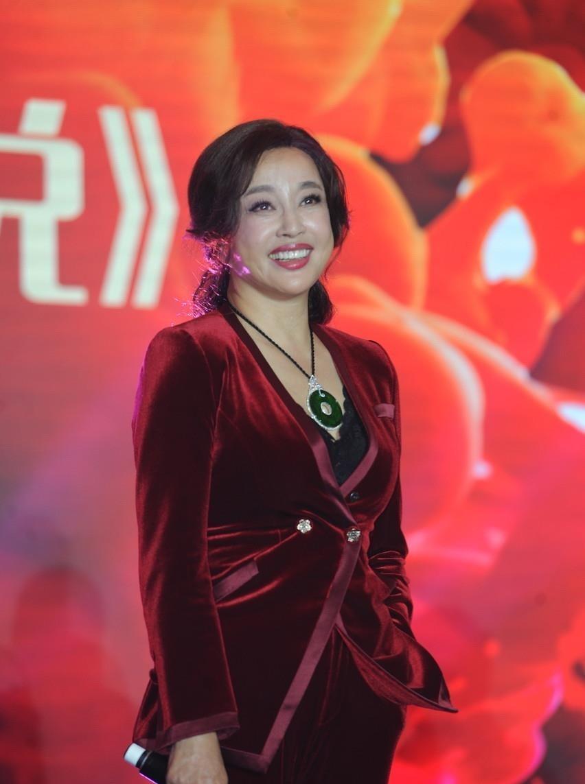 整容|脸成发面团，下巴能犁地？中老年女明星整容后遗症才是“重灾区”