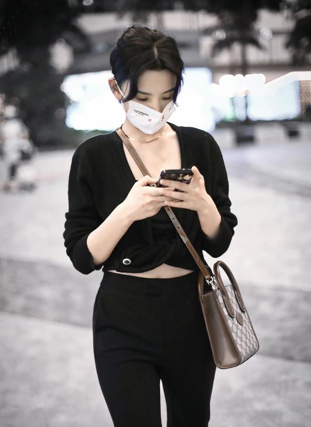 辰雪聊时尚|学宋祖儿这样穿针织衫，衣角拧成麻花配喇叭裤，一身黑照样显年轻