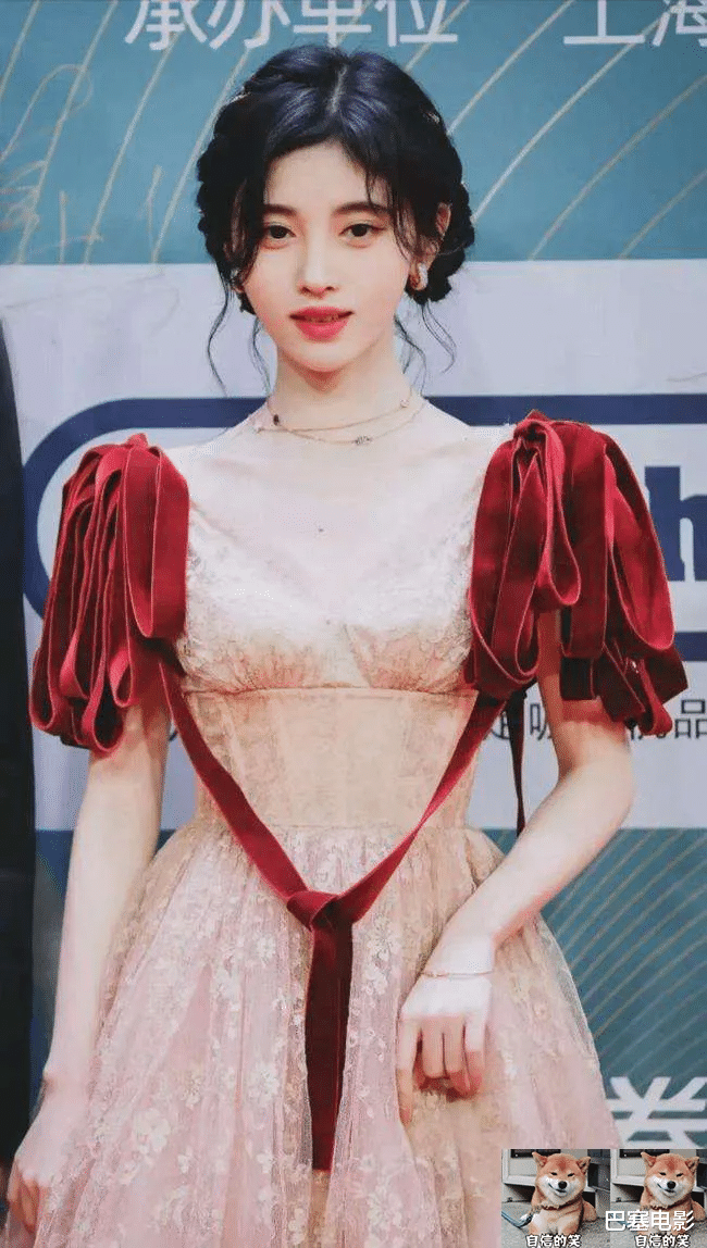 童瑶|2021惊艳红毯：童瑶“惹火”，杨幂、刘雯鲨疯了，鞠婧祎美得意外