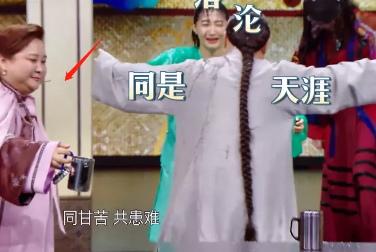 贾玲|《王牌》贾玲状态惹人担忧，在台上直接愣神，笑容勉强不是第一次