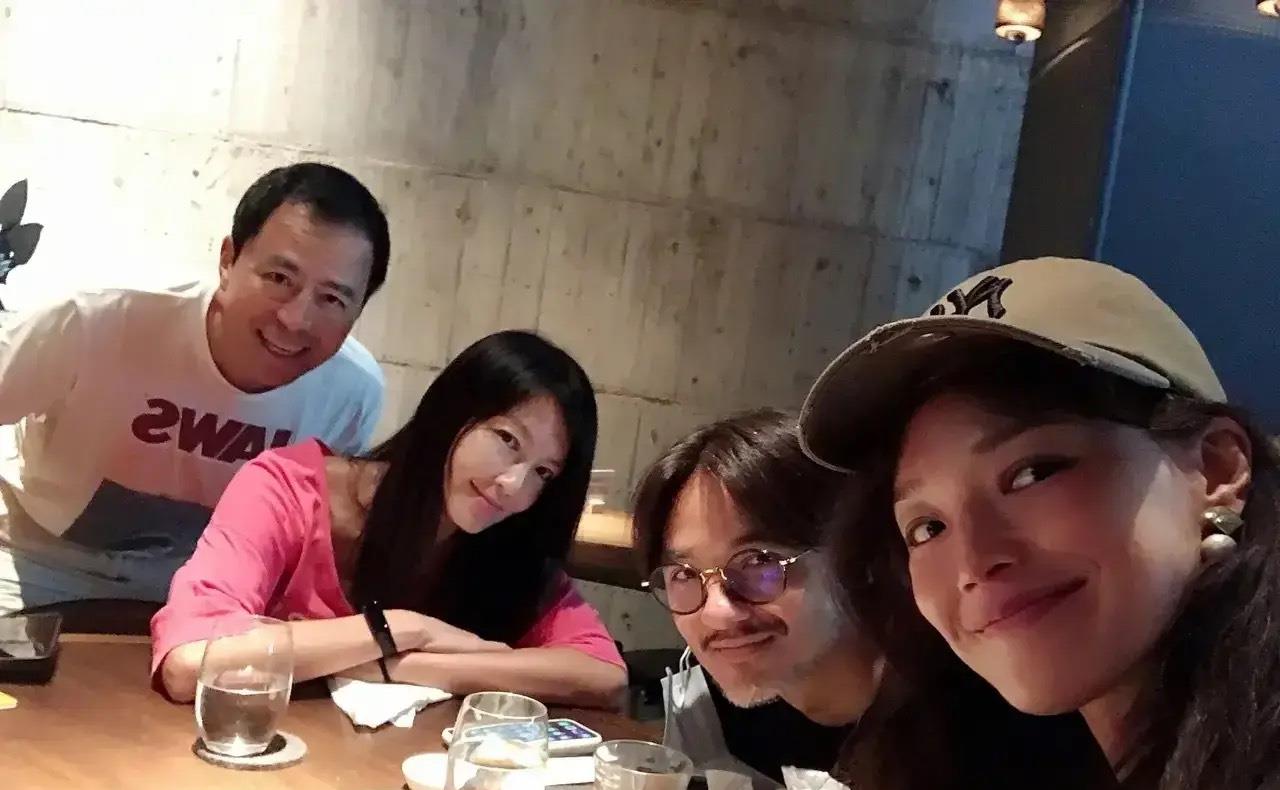 机智的上半场|45岁的林熙蕾日常生活照爆光，穿绿色连体泳衣，犹如美人鱼