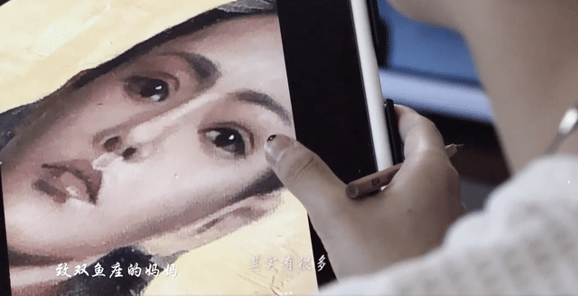 伊能静|伊能静儿子巴黎度假，再扮女装现身酒吧，穿长裙身材窈窕不输妈妈