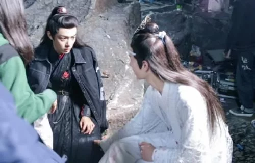 王一博|《陈情令》最初试装曝光，肖战绿衣红衬太乖巧，王一博黑装太惊艳