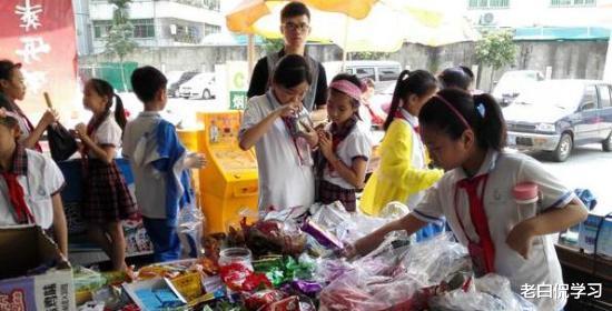 老白侃学习|中小学的小卖铺面临“危机”，童年的快乐即将消失，家长意见不一