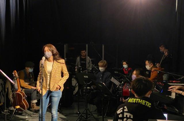 莫文蔚|51岁莫文蔚胆真肥，穿钻石“情趣袜”配吊带裙，这身材娱乐圈少见