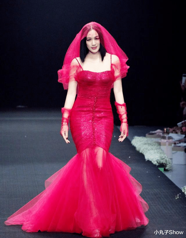 钟丽缇|51岁钟丽缇走机场真会作妖，内衣外搭变油腻大妈，眼角暴露年龄感