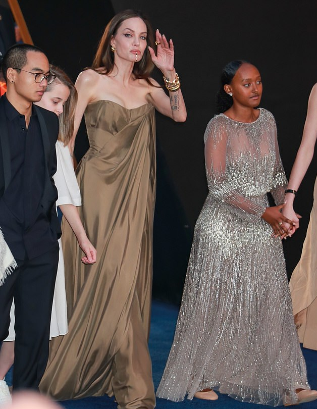 全球时尚风行 朱莉闪耀红毯好美！16岁非洲养女亮片裙有来头，龙凤胎女儿像皮特