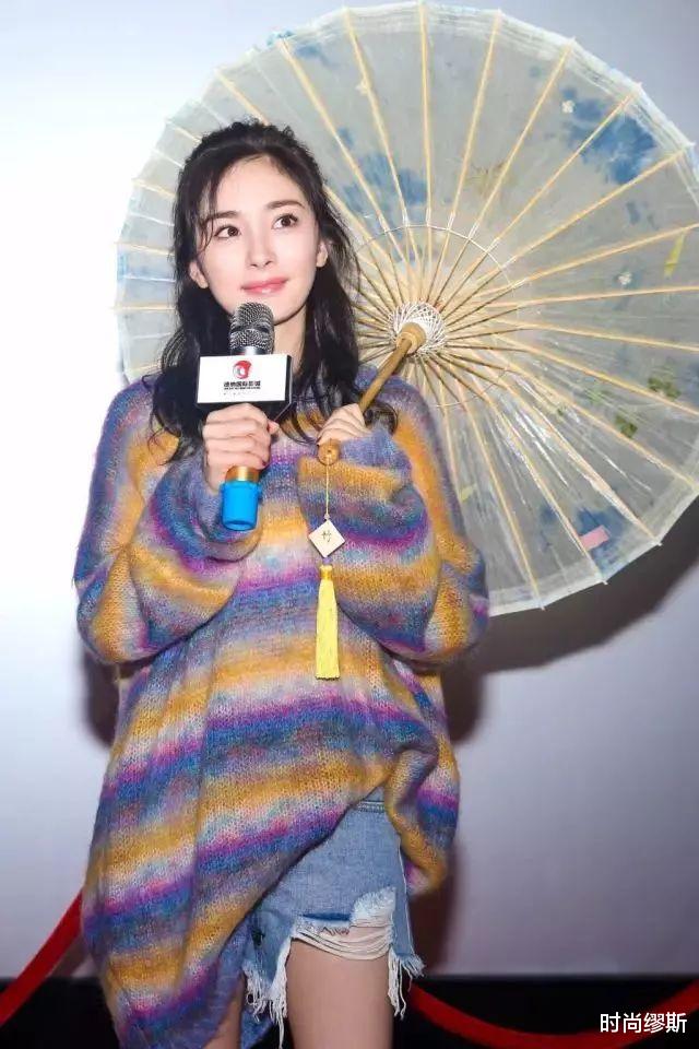 时尚缪斯|杨幂“不走寻常路”，秋天刚到开穿“毛衣+短裤”了！意外的时髦