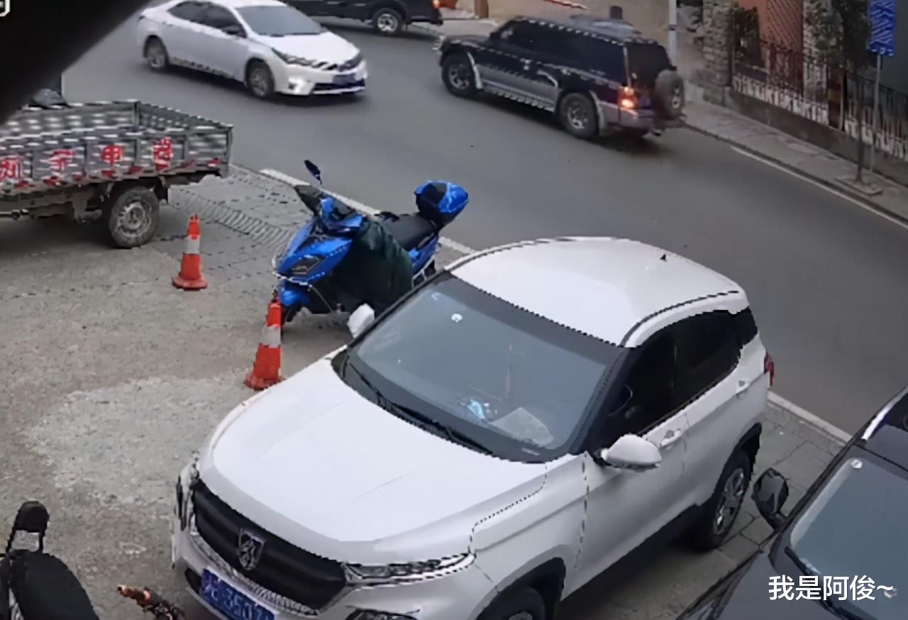 湖北一女司机错把刹车当油门猛撞运钞车,网友:双方都害怕极了!