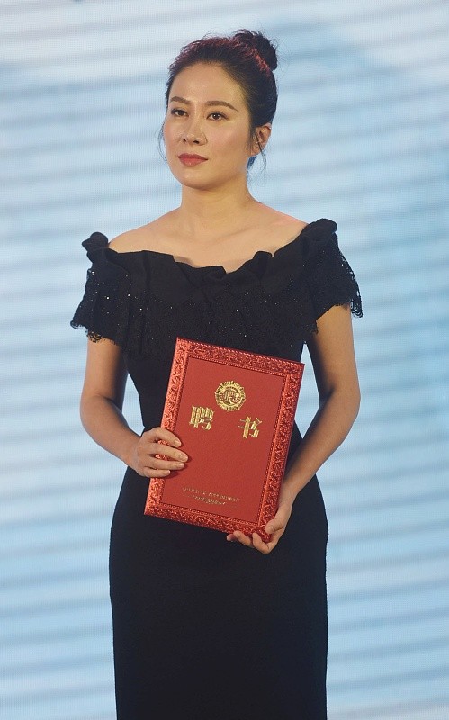 小白爱美搭 叶璇近照面部“有些肿”，但身穿黑裙好优雅，腰臀比尽显妩媚气息