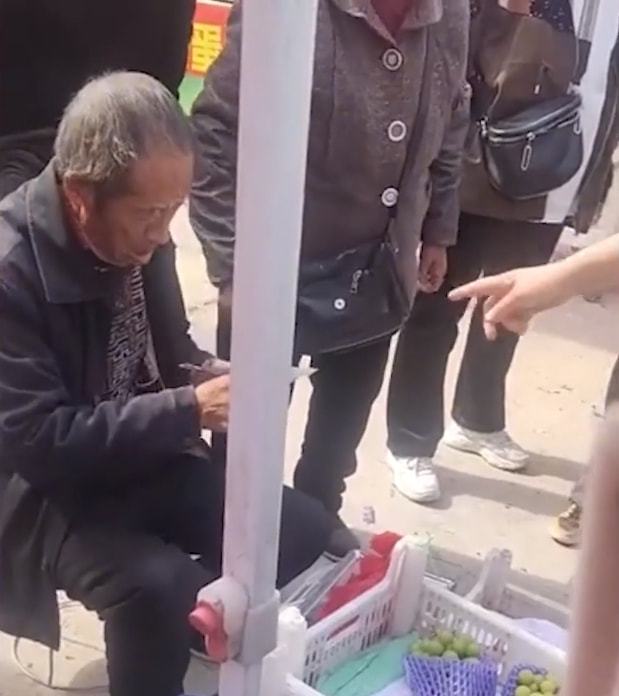 被骗300大爷只能无奈一笑!安徽一老人卖葡萄,遭一女子连骗300元