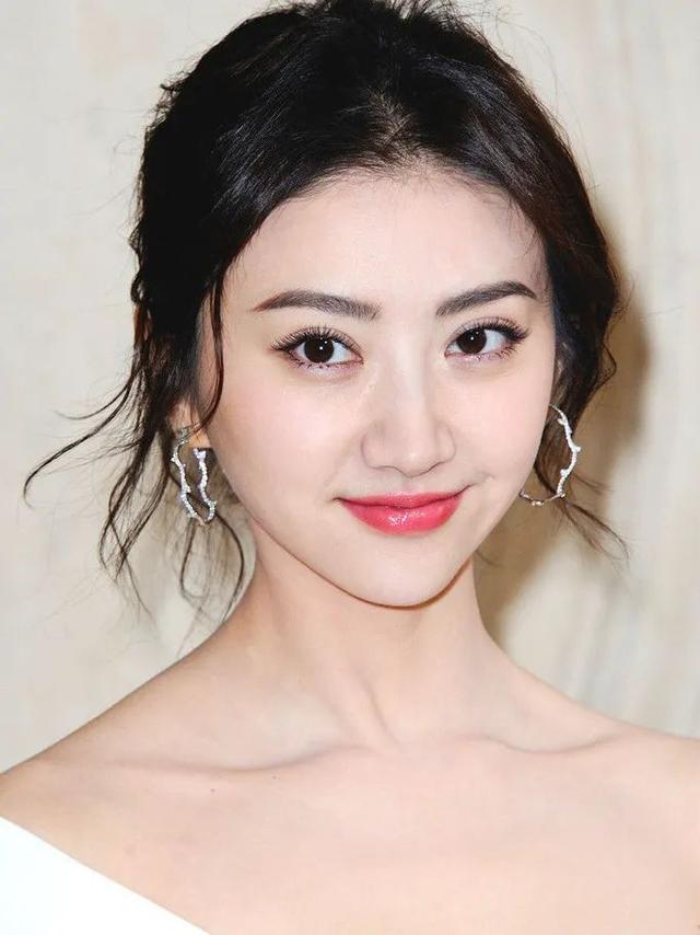 穿衣搭配|这届淡颜系小花,是美商都拉满了吗?