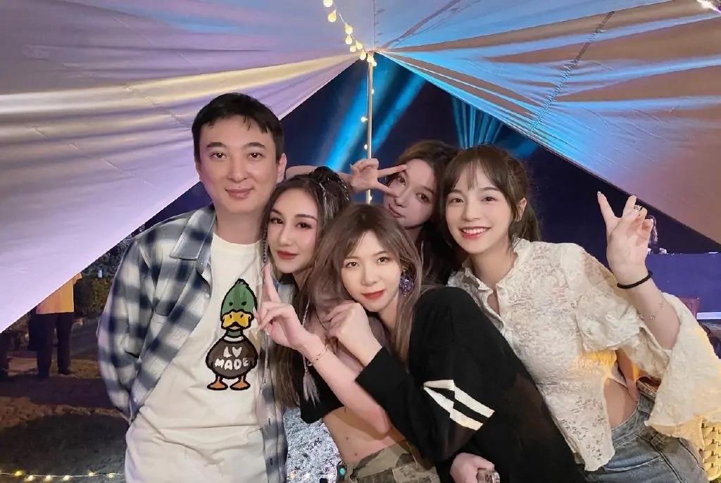 王思聪|王思聪疑似和“新女友”逛街！女生微胖型的，网友调侃：有夫妻相