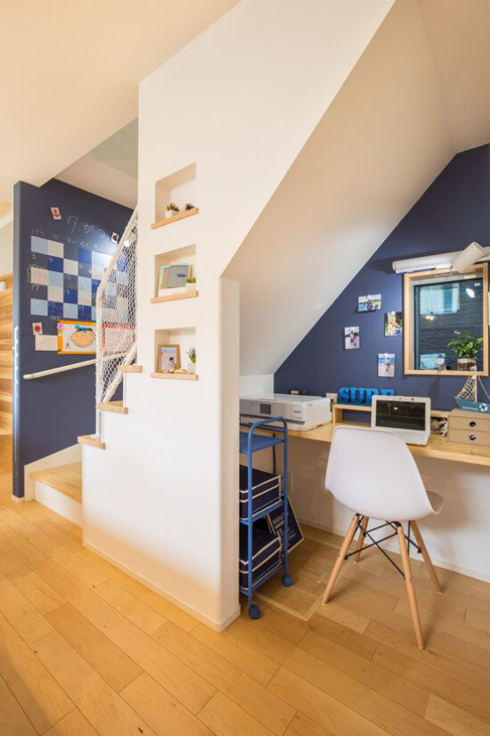 日本人楼梯的花样就是多，围着楼梯口打圈地台，人人都能有个小书桌！