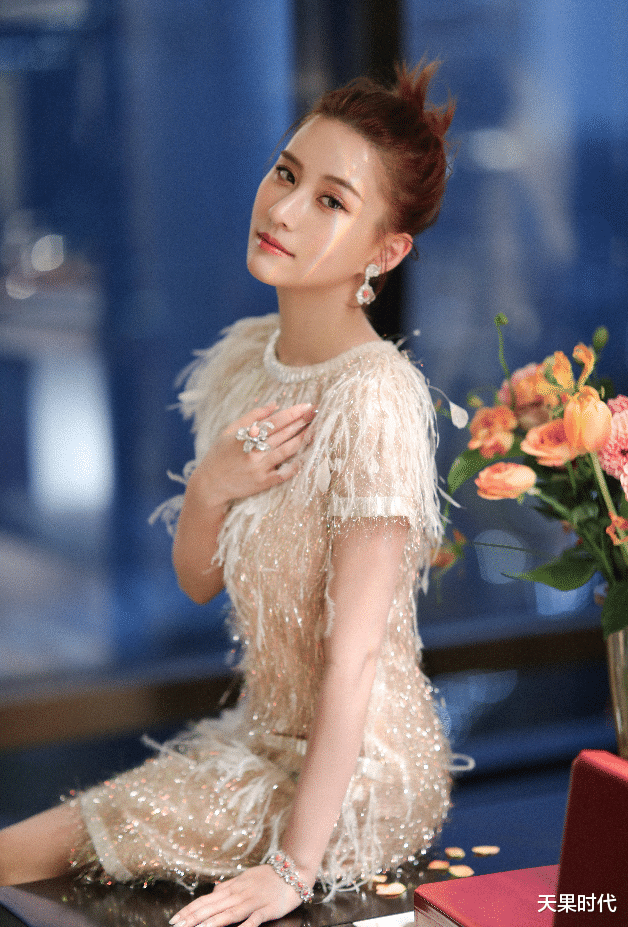 天果时代 何超莲穿衣不会让人失望，穿羽毛裙品味独特，这气质一般人穿不出