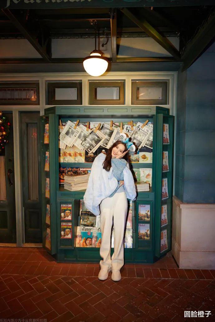 刘诗诗|刘诗诗大晒迪士尼美照，蓝色上衣配纯白长裤，头戴配饰活泼可爱