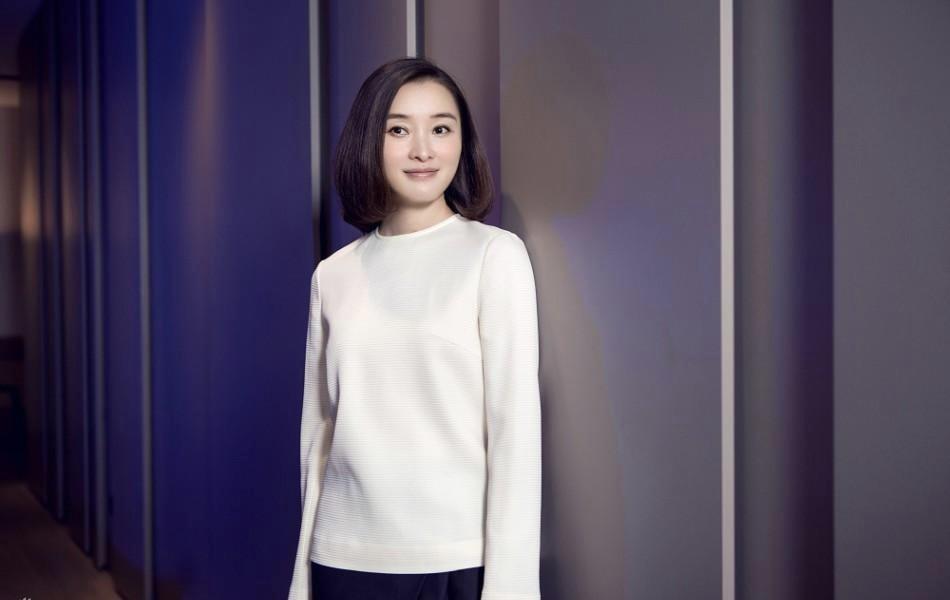 牛筋 吴越罕见这么放得开,穿丝绒裙装出席活动,原装五官气质太高级