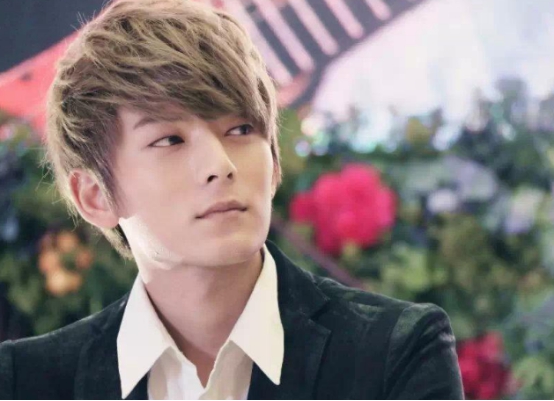 陈翔|陈翔为官宣新恋情，拉踩毛晓彤手段新颖，我却在关注评论区