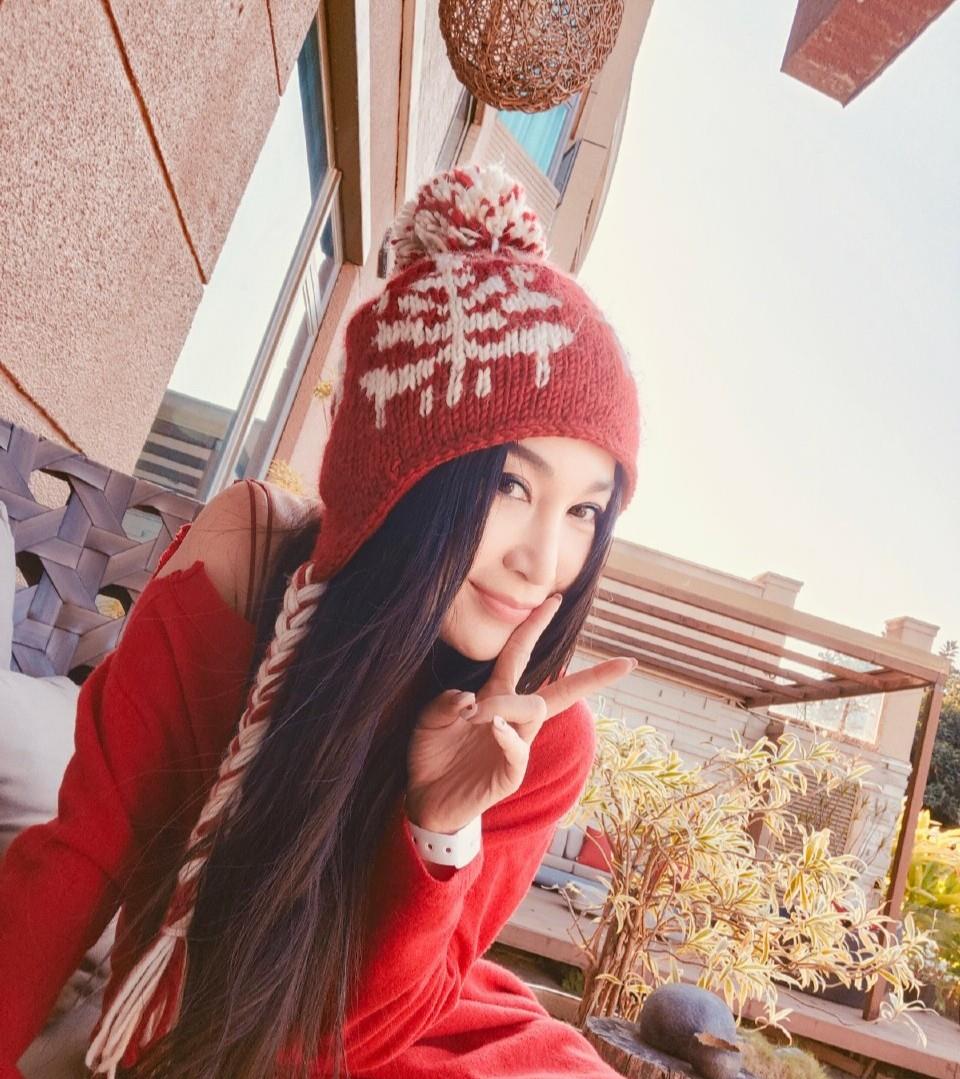 |温碧霞晒出豪宅内骑马的照片,房子内部装修奢华,院子里布满绿植