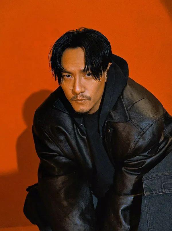 育邻人|组图：男星张震休闲风格杂志大片，新作《沙丘》热映