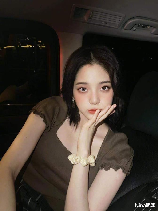 欧阳娜娜|造型大变样!欧阳娜娜长发剪短发似网红,脸上“花旦妆”更具特色