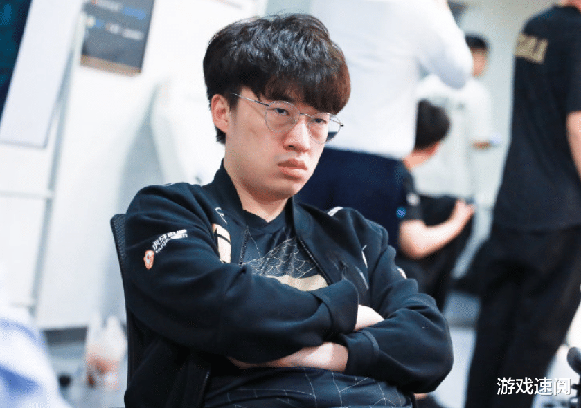 RNG|RNG女粉满天飞，潘晓婷现身“猪狗大战”，Letme都看酸了