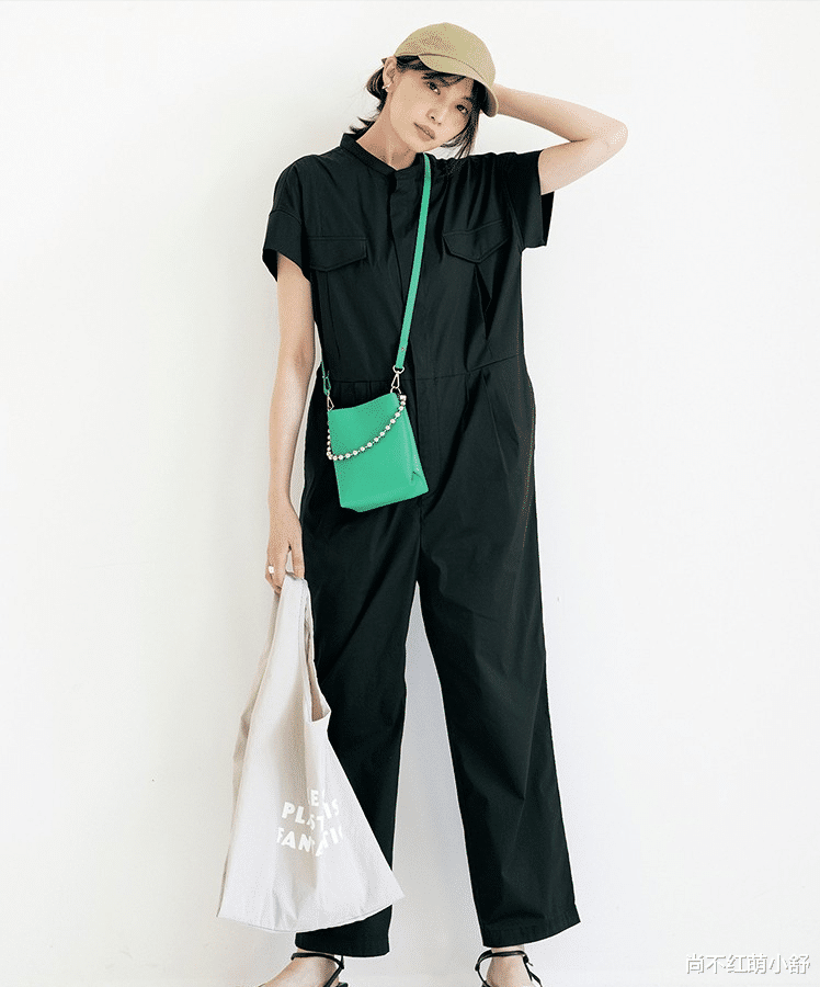 尚不红萌小舒|今年突然火了一种新搭配叫：连体裤+基础上衣，越看越心动