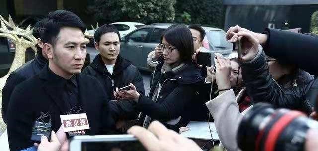 林生斌|林生斌带娃出门，孩子始终不敢看镜头，他会是网传的4岁儿子吗？