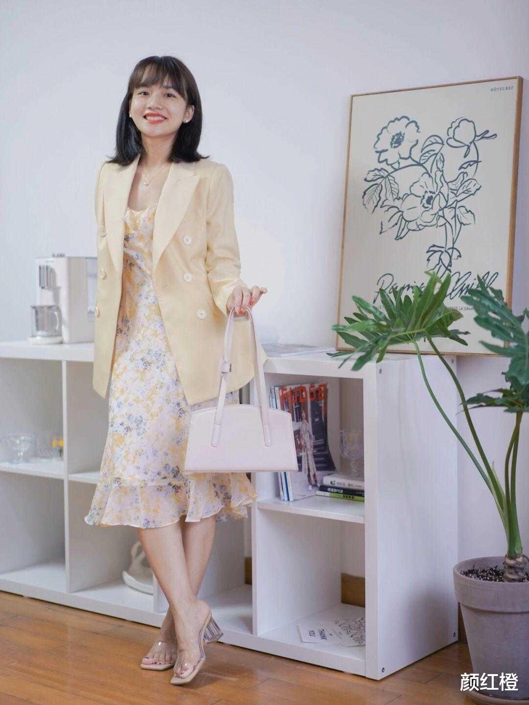 颜红橙 秋天火了一种穿法,叫“西装搭配连衣裙”,甜美温柔有气质,洋气