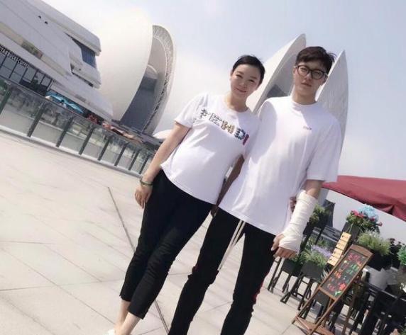 刘勃彤说情感 老板娘送电动车表心意，球迷调侃说太小气，送胡妈妈美容卡更好