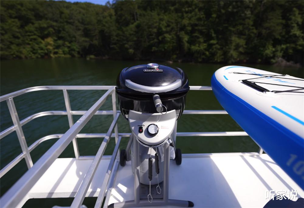 听家说 钓鱼爱好者的水上船屋：将36㎡设计成两室两厅，住一家六口没问题