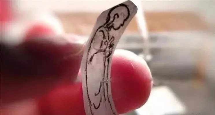 玉雕|一块翡翠小边角料,硬是让玉雕师变成了艺术品!