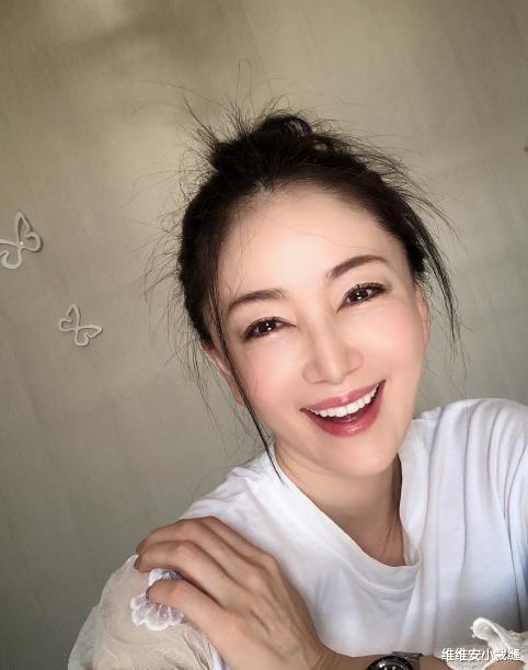 肠胃|54岁主妇坂村薰凭颜值状态登上热搜！雪白美肌离不开殿堂级的自律