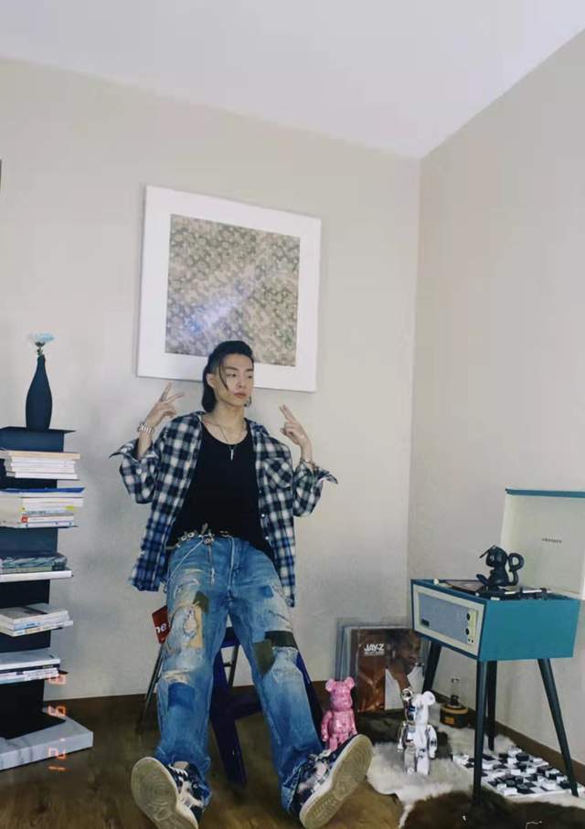 肖战|肖战出道五周年！所在组合被盼解散，休学、恋爱、被曝隐婚太戏剧