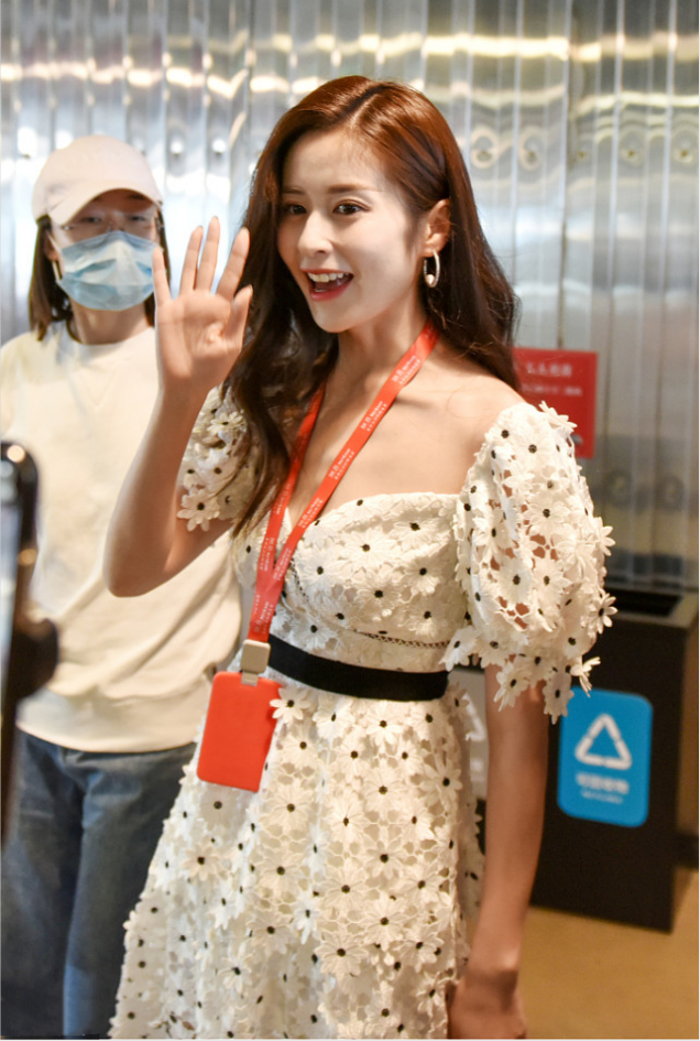 颖儿|颖儿穿搭追求少女感，奈何太瘦撑不起衣服，微胖可能更漂亮