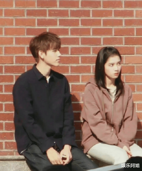 黄轩|陈飞宇新戏校服路透出炉，壁咚戏份又野又苏，眼神杀尽显霸道帅气