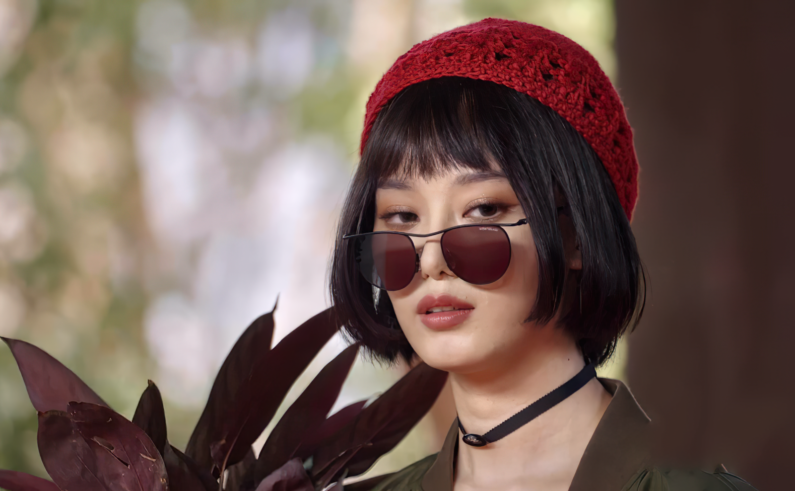 徐艺洋|坐下后发现裙子太短，还面对着七位男生，徐艺洋的救场坐姿暴露修养