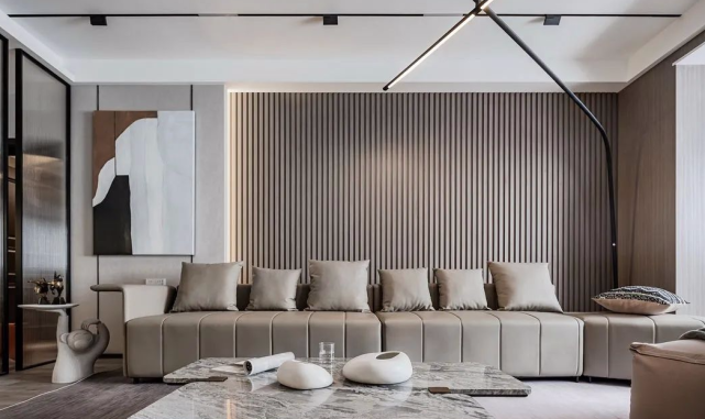 |158平现代风格装修，木格栅沙发墙、黑白灰卫生间，无主灯客厅