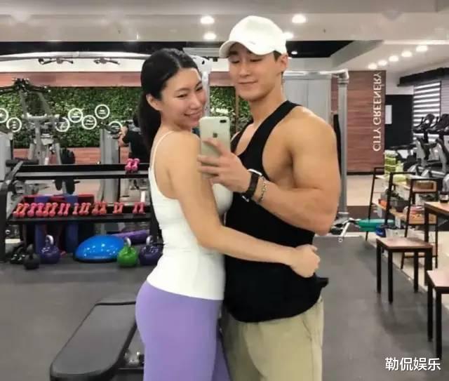 |42岁阿姨健身房遇真爱，被25岁小鲜肉倒追，网友：人生赢家