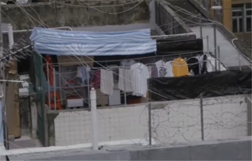 |香港住房有多难？夫妻挤6㎡劏房10年，楼梯放床当卧室