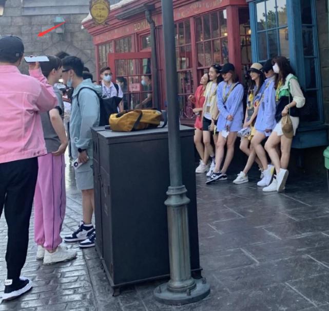 佟丽娅|佟丽娅带儿子聚餐，与男友人热聊不见陈思诚，中途拉窗帘警惕性高