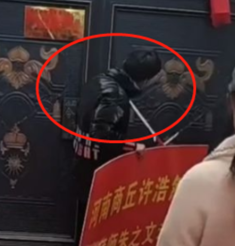 路过最美风景 大衣哥回应男子拜师不成狂砸大门：不认识这位小伙子