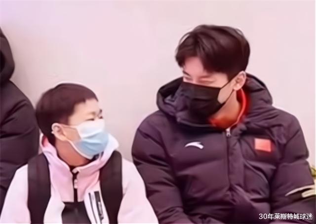 汪顺|全红婵锅盖新发型太憨！对汪顺傻笑变小花痴，和美女教练都爱帅哥