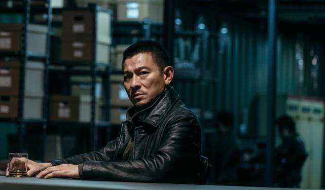 易烊千玺|易烊千玺缺席跨年晚会的秘密揭晓：和刘德华一起上《新闻联播》