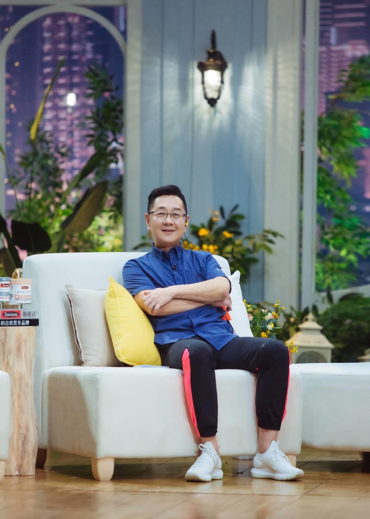 张绍刚|50岁张绍刚转型拍戏，中场休息被3位助理服侍，与曾黎搭档引期待