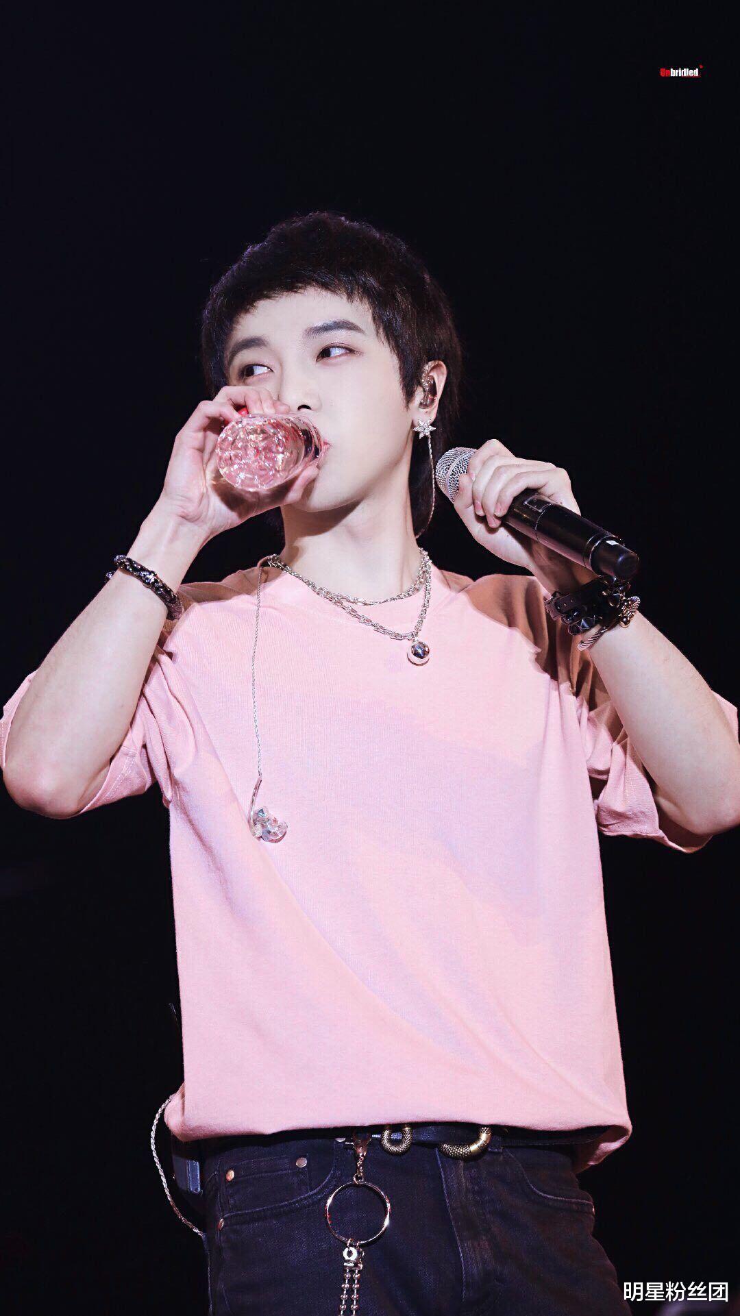 华晨宇|华晨宇和天娱合约到期，粉丝庆祝脱离公司，天娱一哥名号不好吗？