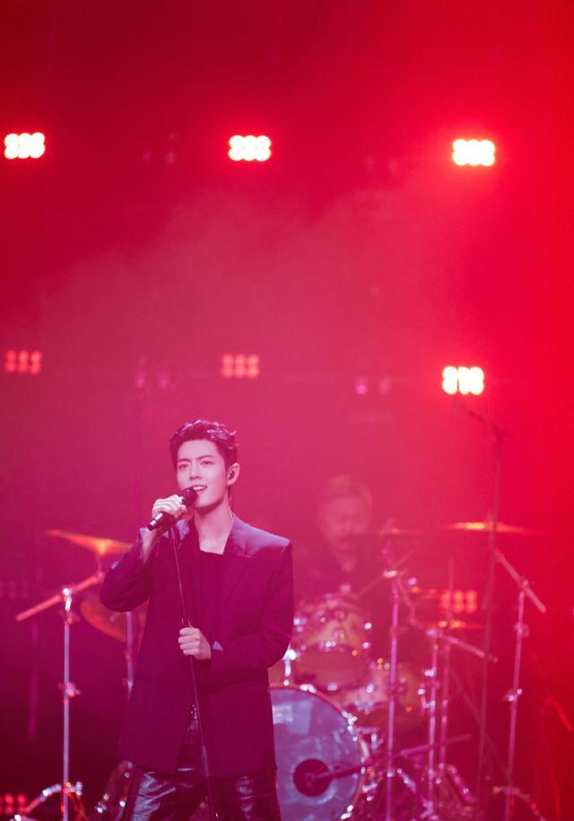 肖战|肖战黑豹乐队神仙合作舞台照曝光，立麦摇滚太帅了，现场A爆了