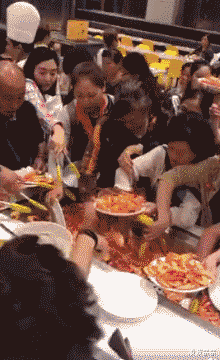 大衣 “在酒吧遇见一个女生，喝多了约了一晚，大清早说这话啥意思？”