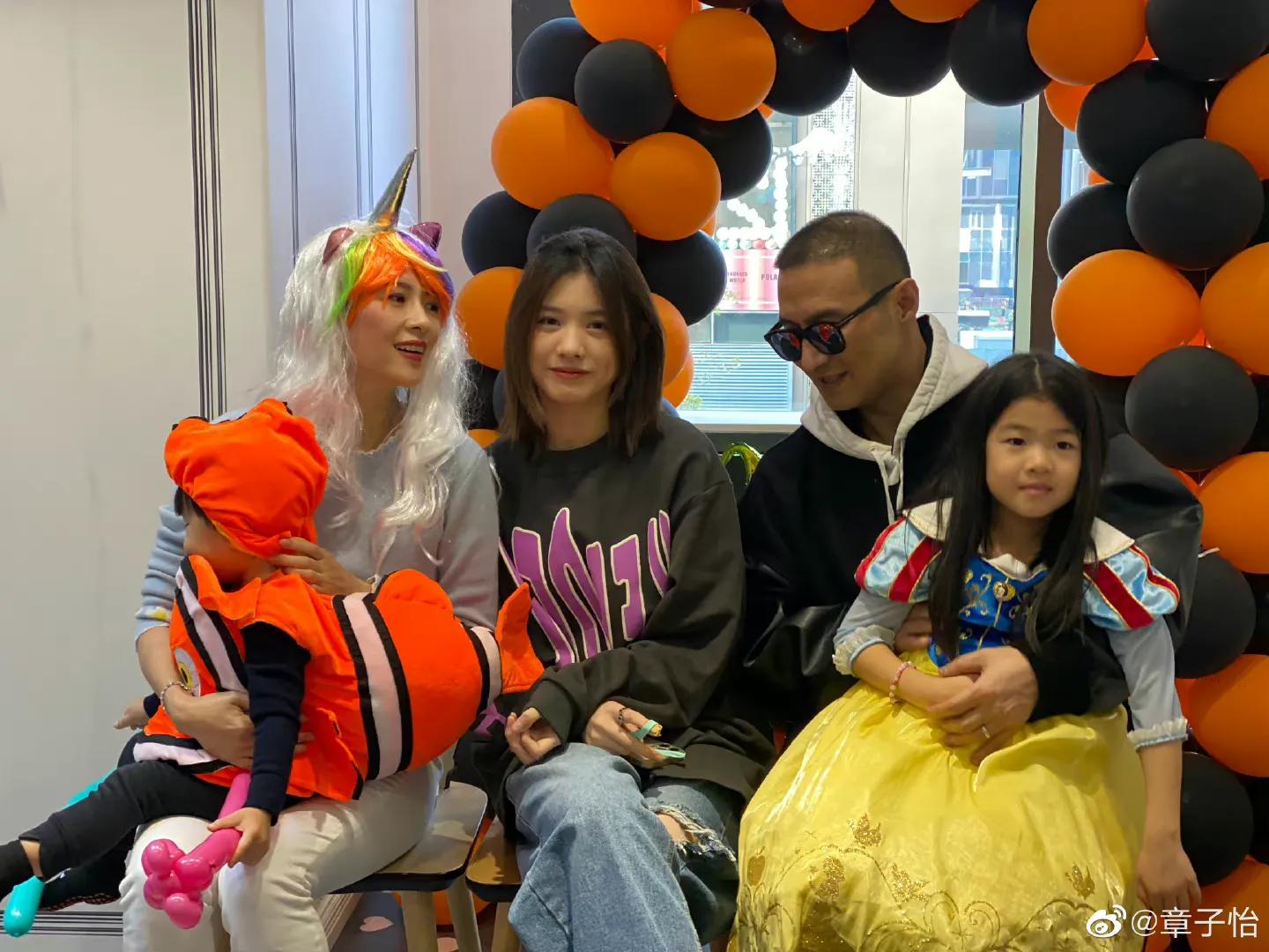 章子怡|章子怡汪峰一家五口过万圣节，画面温馨欢乐，全家福照片太搞笑
